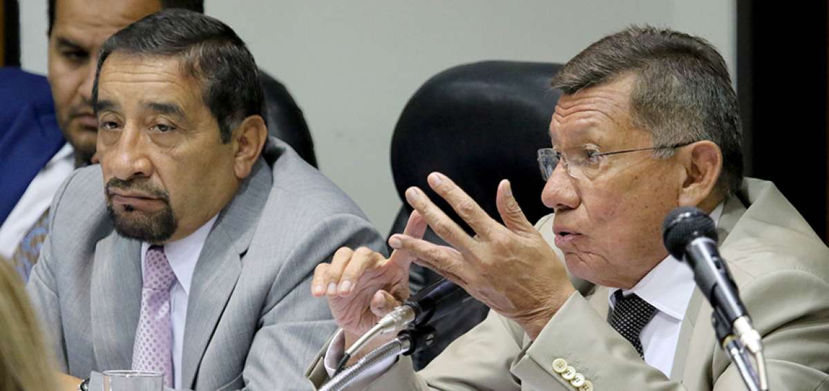 Carlos Villac&iacute;s (d), presidente de la Federaci&oacute;n Ecuatoriana de F&uacute;tbol, convoc&oacute; a una rueda de prensa para responder declaraciones de Xavier Burbano.