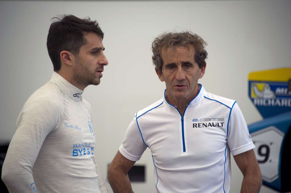 Alain Prost (d.) junto a su hijo Nicolas, quien es piloto de la escuder&iacute;a E.Dams-Renault. Foto: AFP