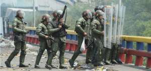 Miembros de la Guardia Nacional Bolivariana (GNB) de Venezuela montan guardia este domingo en el lado venezolano del puente Francisco de Paula Santander, en la frontera entre C&uacute;cuta (Colombia) y Venezuela. 