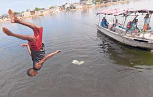 Los habitantes de la Cooperativa Madrigal cambiaron las peque&ntilde;as canoas por dos botes con motor. Los residentes emprendieron hace 6 a&ntilde;os un proyecto que busca atraer a los turistas a esa parte de Guayaquil. Foto: Karly Torres/El Tel&eacute;grafo