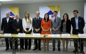 La ministra coordinadora de Producci&oacute;n, Nathalie Cely (c) y el viceministro de Promoci&oacute;n Tur&iacute;stica, Dominic Hamilton (4to.desde izq.), junto a empresarios privados que firmaron nuevos contratos de inversi&oacute;n. Foto: &Aacute;lvaro P&eacute;rez / El Tel&eacute;grafo 