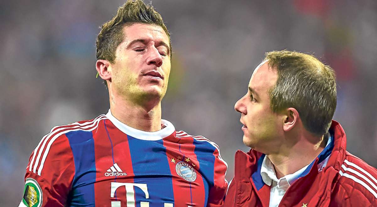 Lewandowski (i) se lesion&oacute; la nariz y la mand&iacute;bula en un choque con el guardameta del Borussia Dortmund en las semifinales de la Copa de Alemania. Foto: AFP