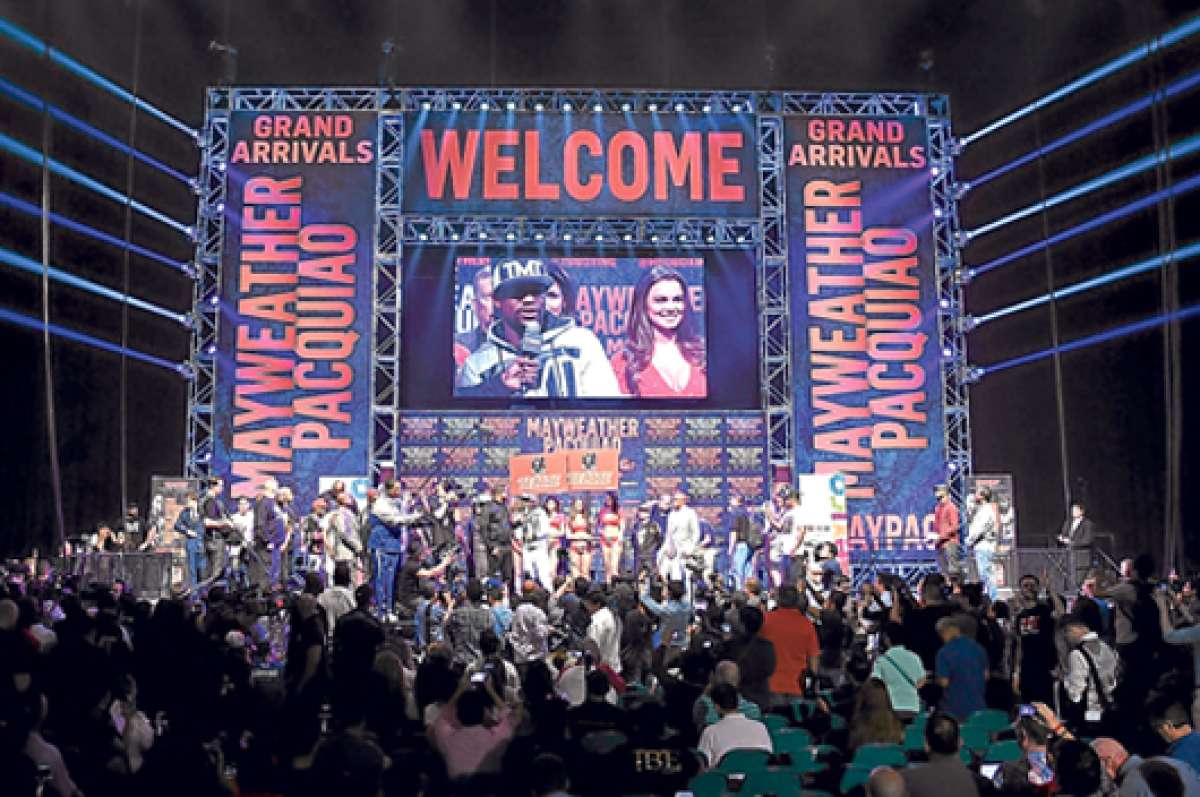 Ante miles de aficionados que acudieron a la arena del MGM Grand para dar la bienvenida a los p&uacute;giles, el &lsquo;Money&rsquo; Mayweather expuso sus expectativas. Foto: AFP