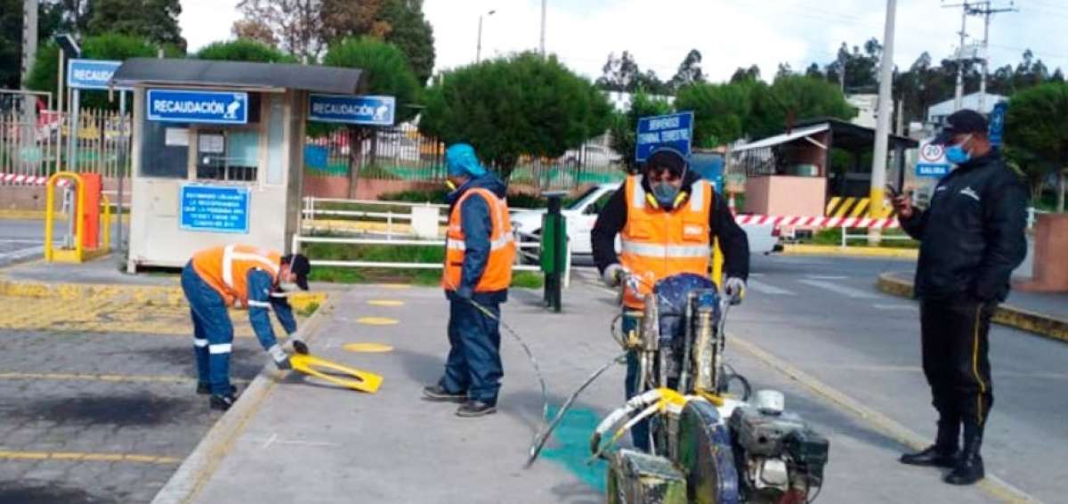 La &ldquo;Distancia Segura&rdquo; ya se marc&oacute; en las terminales terrestres de Quito
