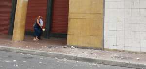 Trozos de la fachada cayeron ayer, por efecto del sismo, de una edificaci&oacute;n de Pichincha y Aguirre, en el centro de Guayaquil. Los peatones evitaron pasar por all&iacute;.