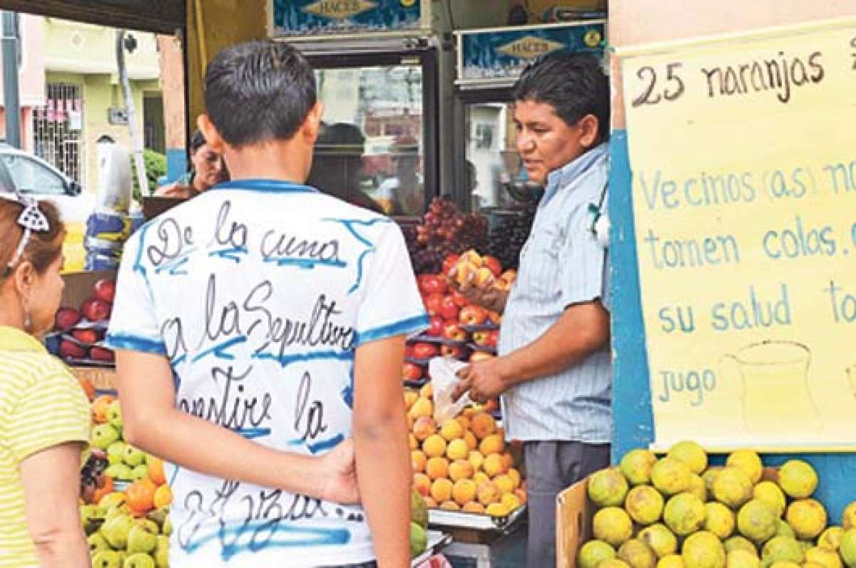 Alberto &Ntilde;amo atiende a sus clientes, a los que llama vecinos. Su rutina se da de lunes a domingo. Foto: Alfredo Piedrahita / El Tel&eacute;grafo