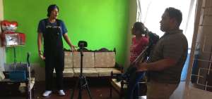 Ney Rodr&iacute;guez, estudiante que dirigi&oacute; el documental Latidos de fe, ultima detalles antes de la grabaci&oacute;n junto con su compa&ntilde;era Ariana Pl&uacute;as.