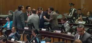 El asamble&iacute;sta de la Revoluci&oacute;n Ciudadana, Pabel Mu&ntilde;oz, con los legisladores del PSC, Henry Cucal&oacute;n, Vicente Taiano y Vicente Almeida, en la Asamblea.