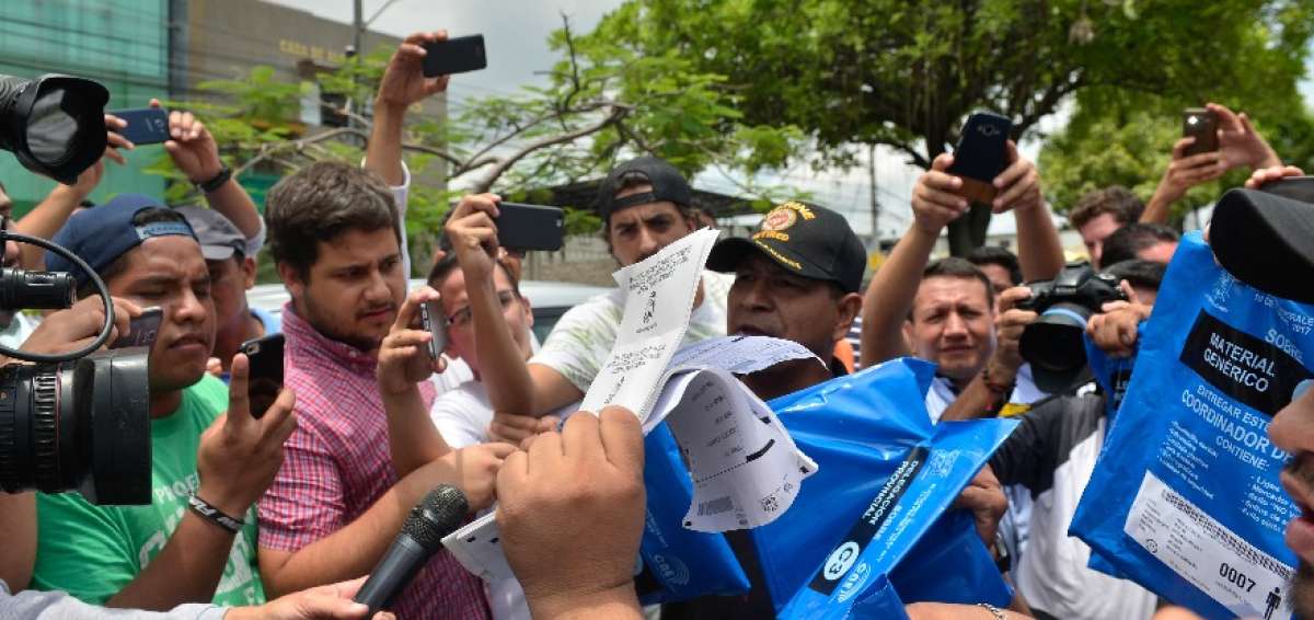 El 19F, en los exteriores del CNE en Guayaquil, manifestantes sustrajeron material electoral a los coordinadores.