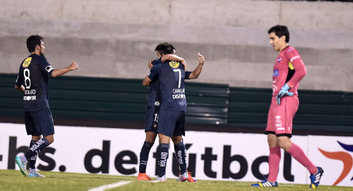 Juan Cavallaro (7) se abraza con Diego Morales; Fernando Hidalgo acude a la celebraci&oacute;n. El portero Ignacio Don se muestra preocupado por el tanto de penal. Foto: AFP