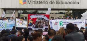 Los miembros del gremio, concentrados al frente del Ministerio de Educaci&oacute;n.