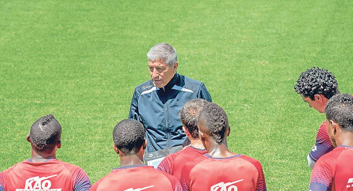 El director t&eacute;cnico de El Nacional, Octavio Zambrano (arriba), da indicaciones a sus jugadores durante un encuentro amistoso contra Independiente del Valle. FOTO: FERNANDO SANDOVAL / EL TEL&Eacute;GRAFO.