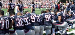 Equipos de la NFL ser&aacute;n multados si sus jugadores se arrodillan durante el himno