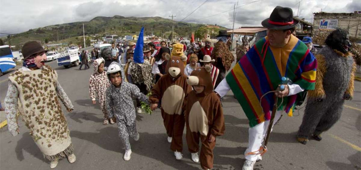 Alegres y multitudinarias comparsas recorren los alrededores del santuario, mientras se realizan las peregrinaciones en honor a la patrona de la comunidad. Ni&ntilde;os y adultos desfilan con trajes t&iacute;picos y coloridos disfraces.