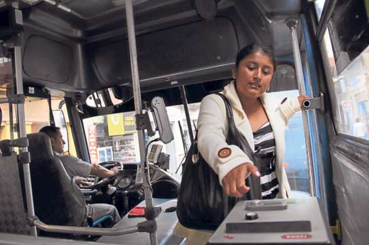 La mayor&iacute;a de usuarios del transporte prefiere pagar con monedas porque no encuentra los sitios para hacer la recarga de los saldos. FOTO: JOS&Eacute; LUIS LLIVISACA.