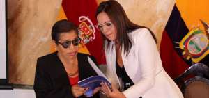 La ministra de Justicia, Ledy Z&uacute;&ntilde;iga (d), se reuni&oacute; con Teresa Lluy, madre de la v&iacute;ctima, durante el acto realizado en la Gobernaci&oacute;n del Azuay.