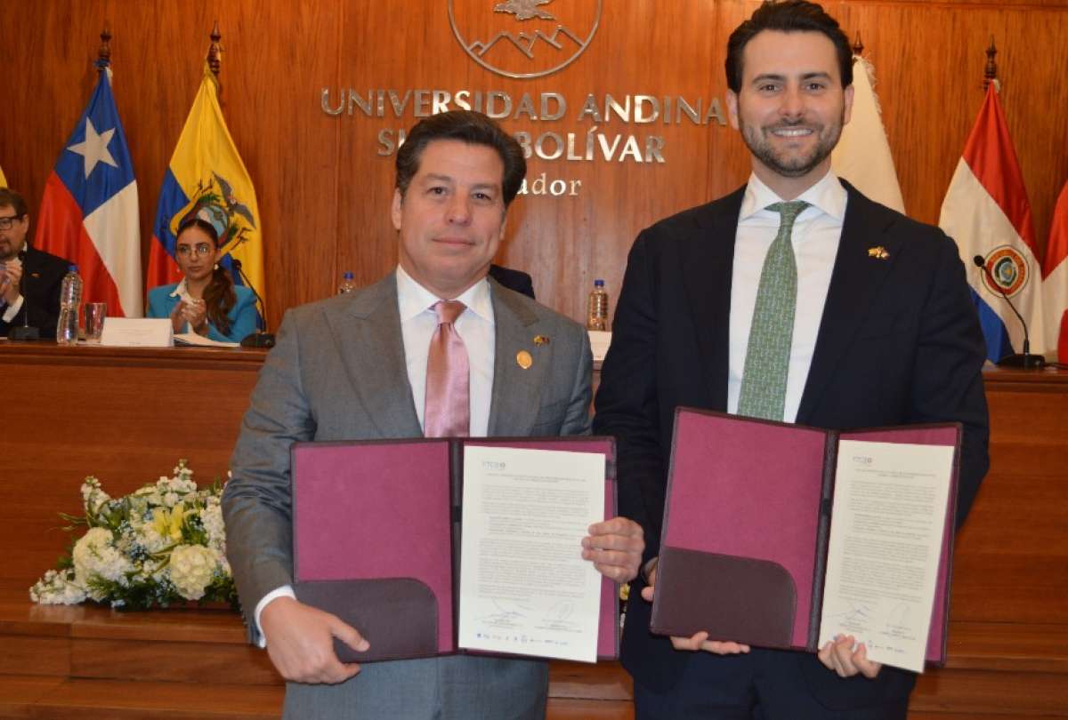 Luis Cabezas-Klaere, superintendente de Compañías, junto al presidente de la Asamblea Nacional, Niels Olsen.