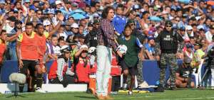 Para Guillermo Almada fue el quinto cl&aacute;sico que disput&oacute; con el equipo canario. El DT nunca se sent&oacute; en la banca de suplentes; todo el partido se pas&oacute; dando indicaciones a sus dirigidos.