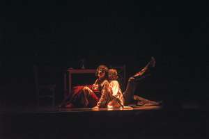 El colectivo de artes Avispero present&oacute; la obra &lsquo;Lluvia&rsquo; durante el Festival Internacional de Teatro de Manta. Foto: Rodolfo P&aacute;rraga / El Tel&eacute;grafo