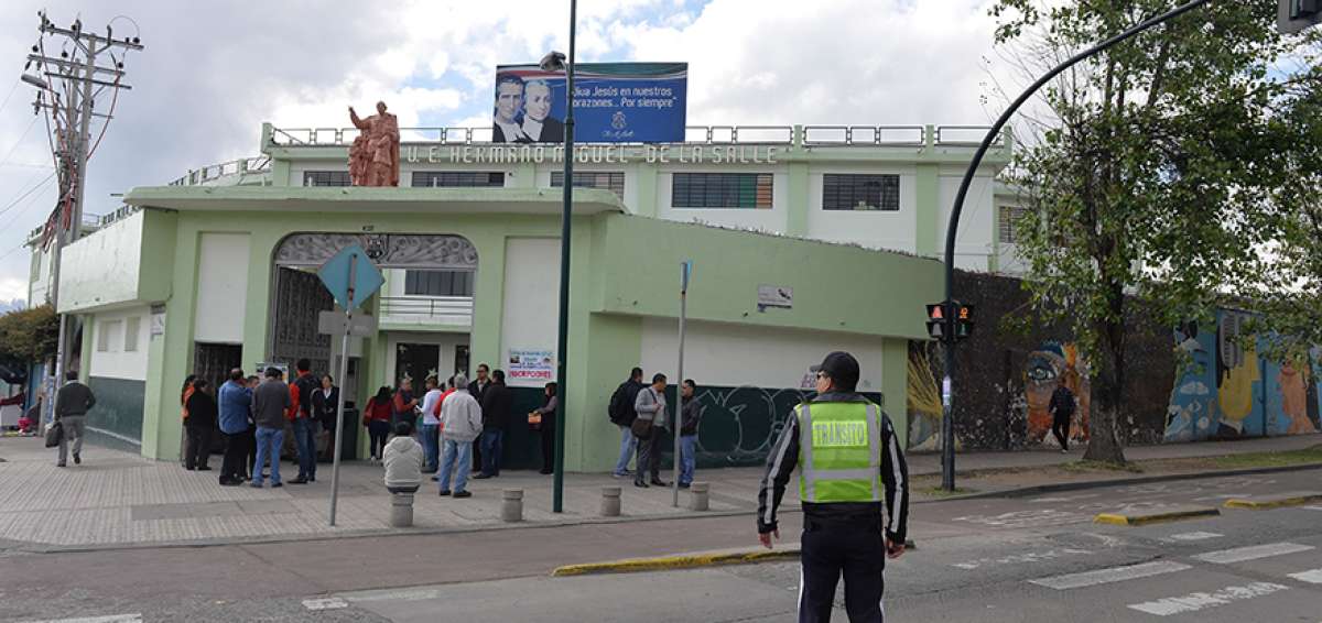 Las agentes de tr&aacute;nsito estuvieron en los exteriores de los planteles de Azuay, en la ma&ntilde;ana, durante el comienzo del periodo lectivo.