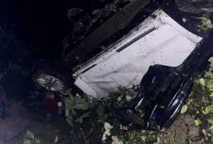 Un vehículo cayó al abismo en Cuenca. El hecho dejó un muerto y tres heridos.