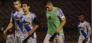 Los jugadores Denis Stracqualursi, Fernando Gim&eacute;nez y Cristian Guanca se retiran cabizbajos tras la derrota.