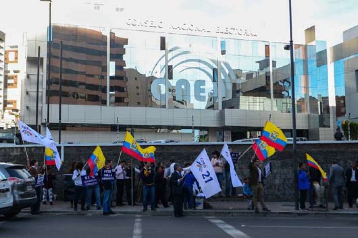 Militantes de CREO y de Compromiso Ecuador  protestan ante el CNE para que les entreguen los formularios. Foto: Carina Acosta / El Tel&eacute;grafo