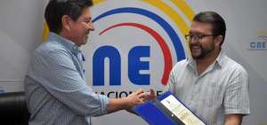 Johnny Ter&aacute;n recibi&oacute; la documentaci&oacute;n que lo acredita como Prefecto de Los R&iacute;os.