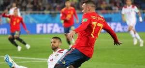 El espa&ntilde;ol Iago Aspas (rojo) marc&oacute; el tanto del empate (2-2) para su selecci&oacute;n; tuvo que esperar que el &aacute;rbitro consultara el VAR para validar su tanto.
