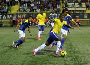 Jos&eacute; Francisco Cevallos disputa el bal&oacute;n con un jugador brasile&ntilde;o. Foto: FEF