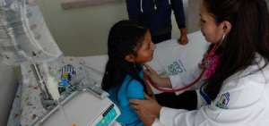 Una menor es atendida en el Hospital Carlos Andrade Mar&iacute;n (HCAM) de Quito.