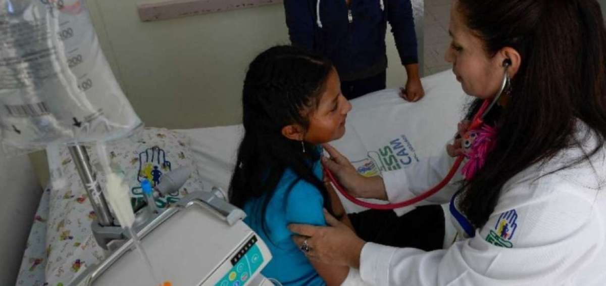 Una menor es atendida en el Hospital Carlos Andrade Mar&iacute;n (HCAM) de Quito.