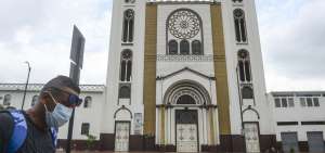 &rarr;La iglesia La Victoria, una de las m&aacute;s concurridas del centro de Guayaquil, mantiene sus puertas cerradas.