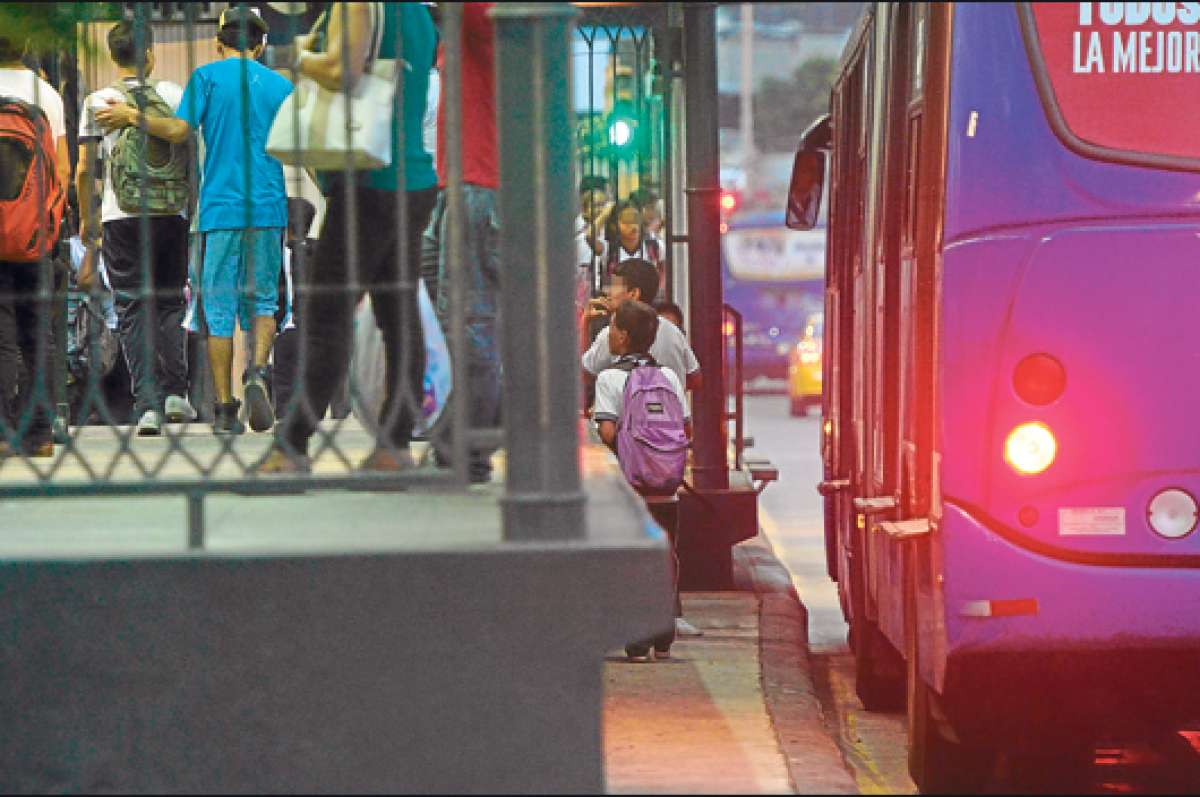 Usuarios de la Metrov&iacute;a informaron que un joven de similares caracter&iacute;sticas (vestido de azul) vende droga. Foto: Archivo/ El Tel&eacute;grafo