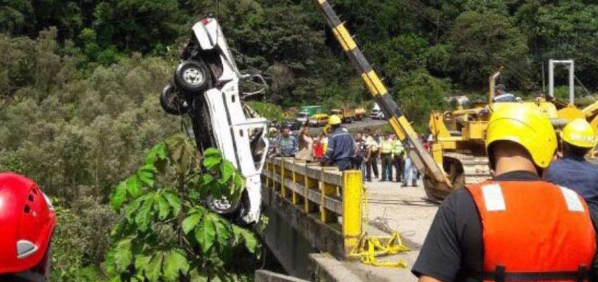 El mi&eacute;rcoles en la tarde se recuper&oacute; el cuerpo del conductor y se remolc&oacute; el veh&iacute;culo accidentado.