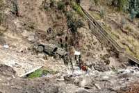 Un vehículo militar cayó a un barranco en Ambato.