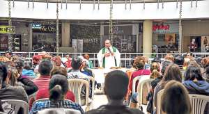 Rodeados de locales, los sacerdotes celebran misa cada domingo en varios centros de Colombia. Los cat&oacute;licos aprovechan la cercan&iacute;a para luego hacer compras. AFP