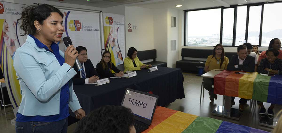 Diane Rodr&iacute;guez (izq.) explic&oacute; a la ministra de Salud, Ver&oacute;nica Espinosa (centro), las necesidades de la comunidad LGBTI.  