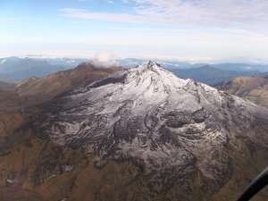 Sobrevuelo del volc&aacute;n Chiles (d) y Cerro Negro (i). Foto: Brigada de Infanter&iacute;a 31 Andes-Carchi