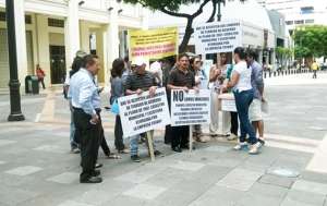 Un grupo de dirigentes de la ciudadela protest&oacute; ayer en los bajos de la Alcald&iacute;a de Guayaquil. Foto: David Guerrero / El Tel&eacute;grafo