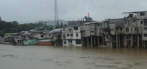 La crecida en el r&iacute;o Viche, en Quinind&eacute;, provoc&oacute; que varias viviendas resultaran inundadas.