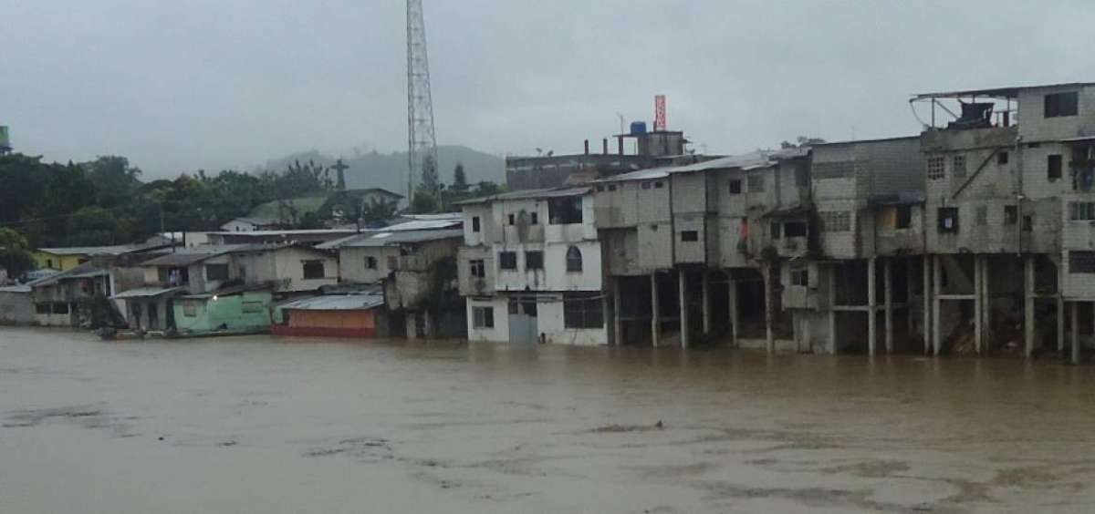 La crecida en el r&iacute;o Viche, en Quinind&eacute;, provoc&oacute; que varias viviendas resultaran inundadas.