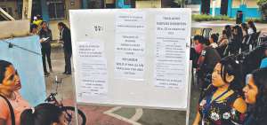 En el colegio Patria Ecuatoriana (Guayaquil) atendieron los casos de cambios de plantel. Los padres pidieron informaci&oacute;n a las autoridades.