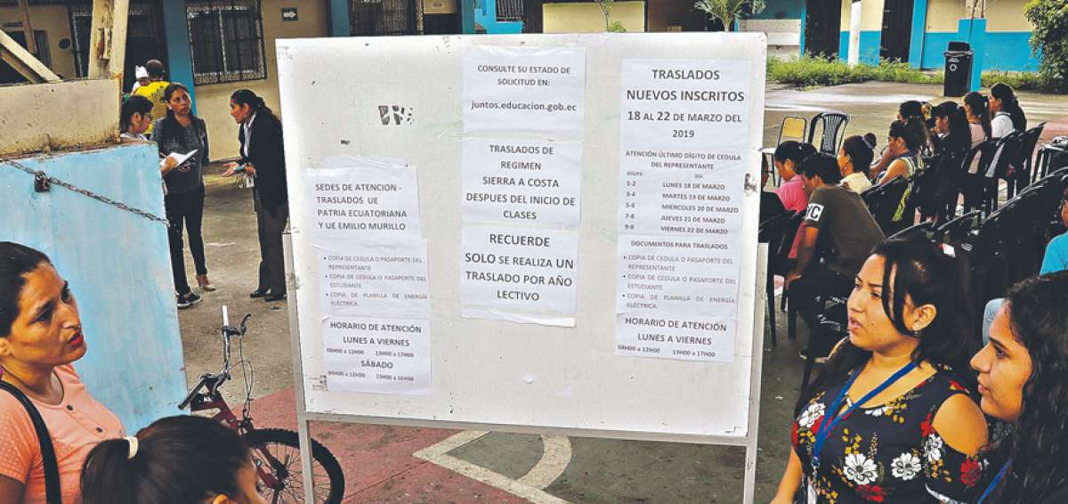 En el colegio Patria Ecuatoriana (Guayaquil) atendieron los casos de cambios de plantel. Los padres pidieron informaci&oacute;n a las autoridades.