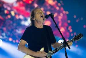Stevie Young fue internado en Buenos Aires, pero su estado es estable y el show sigue en pie.