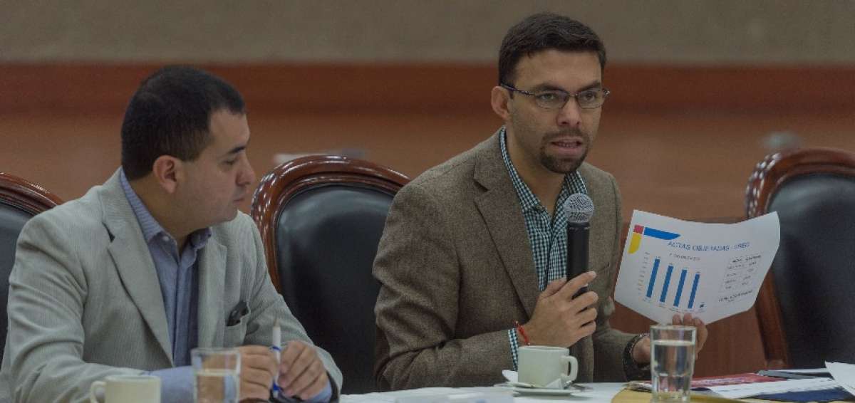 El titular del CNE, Juan Pablo Pozo (derecha), explic&oacute; lo que ser&aacute; el recuento de votos pedido por CREO-SUMA.