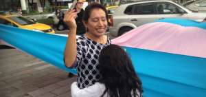 Lorena celebra con su hija Amada, el cambio de nombre en la c&eacute;dula de identidad.