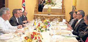 Ayer, en San Jos&eacute;, el vicecanciller Leonardo Ar&iacute;zaga y el ministro Ricardo Pati&ntilde;o, mantuvieron reuniones con sus pares costarricenses para preparar la cumbre. Foto: cortes&iacute;a Canciller&iacute;a
