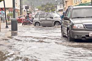 La av. V&iacute;ctor Emilio Estrada, en Urdesa, alcanz&oacute; un nivel de agua de hasta 20 cm durante la lluvia registrada entre la tarde y noche del lunes pasado. Foto: William Orellana / El Tel&eacute;grafo