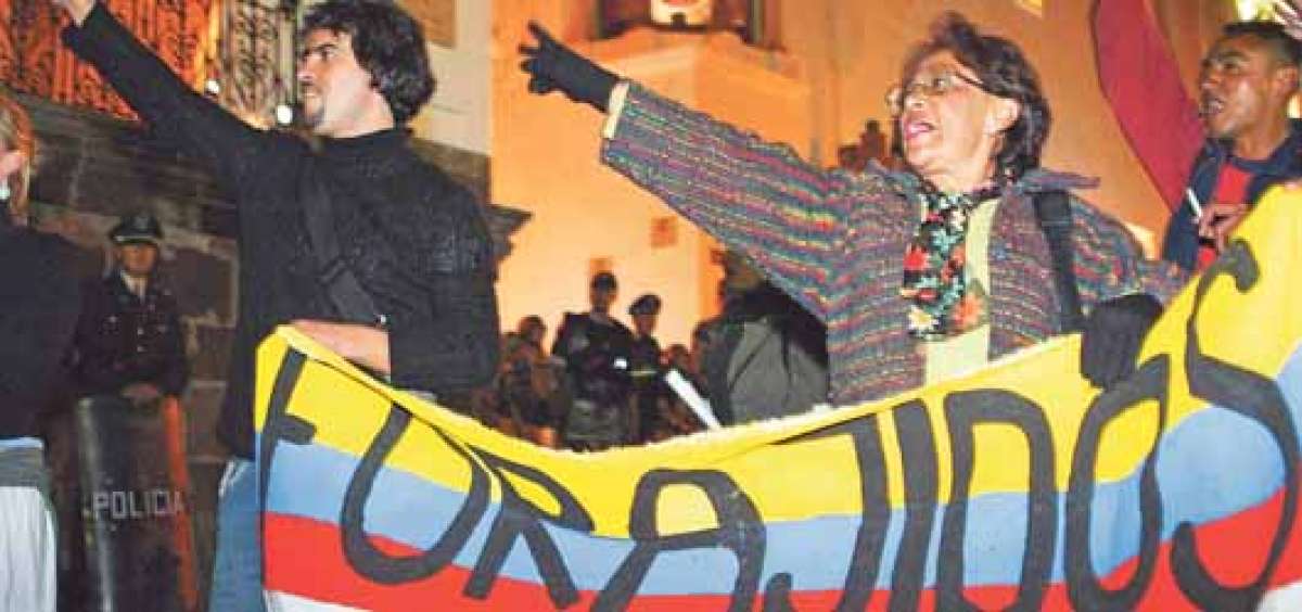 La revuelta de Los forajidos se desbord&oacute; el 20 de abril con la represi&oacute;n policial de los manifestantes que pretend&iacute;an llegar al Palacio de Carondelet, en Quito, con el resultado de un muerto y numerosos heridos. Foto: Archivo/El Tel&eacute;grafo